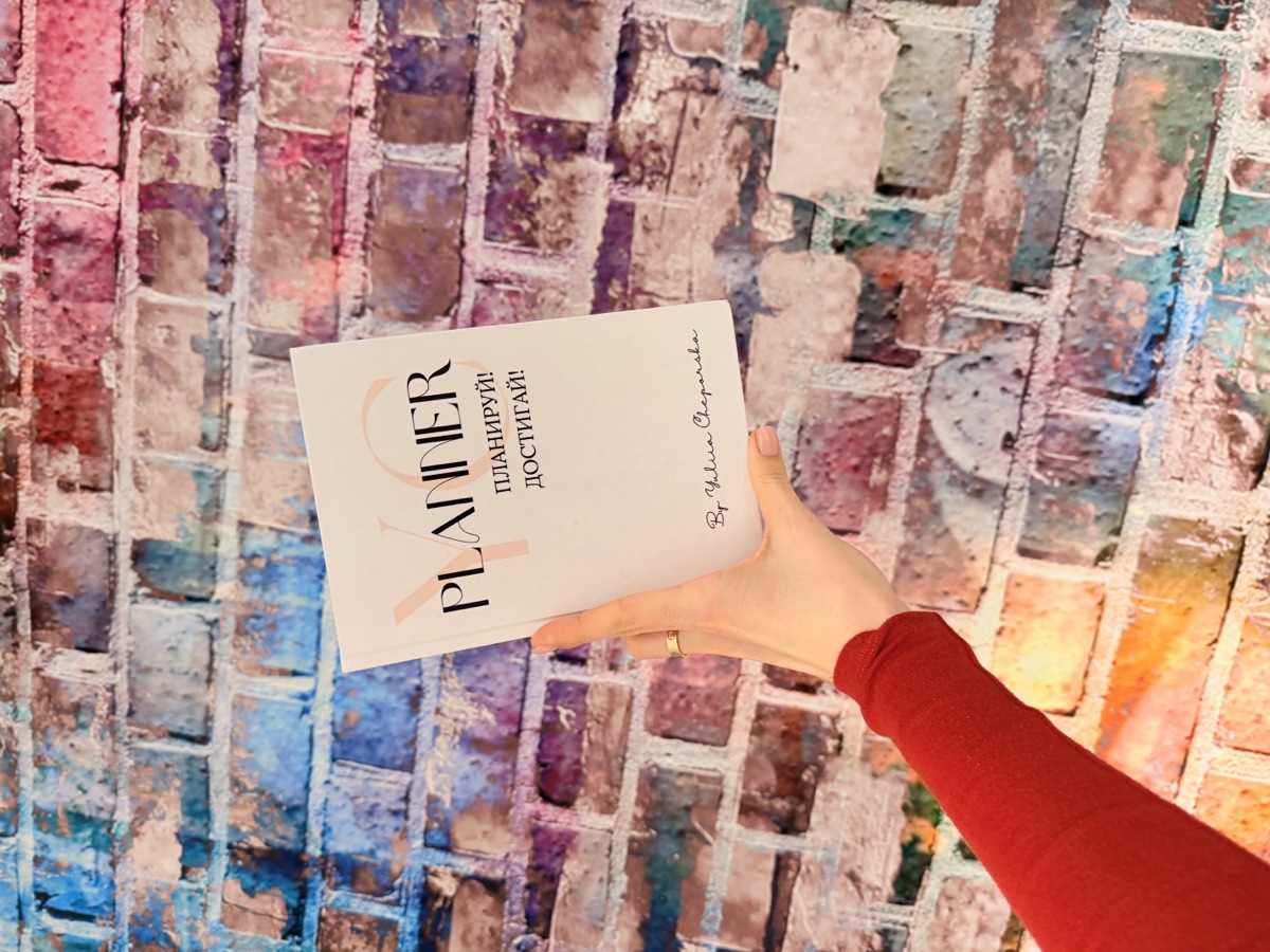 Планер YC в руке – креативный фон