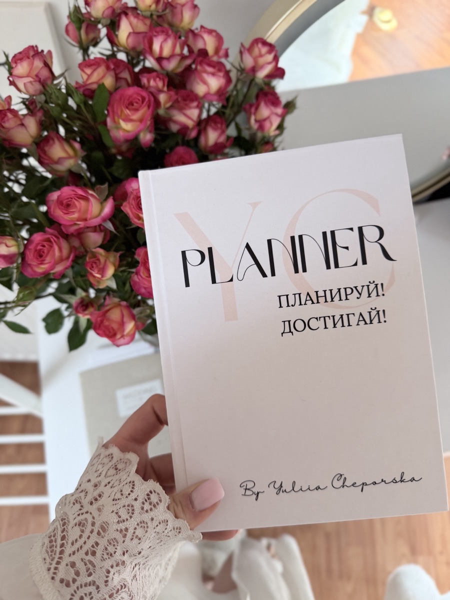 Planner YC in der Hand – elegant und stilvoll